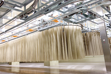 自社製造・こだわりの熟成乾燥 / 乾麺