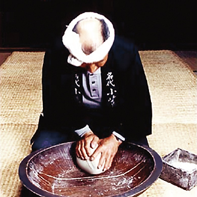 生そばのつくり方:手ごね