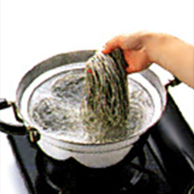 生そばの茹で方:強火で少しずつ