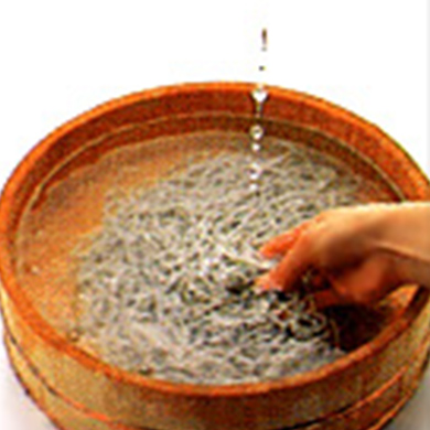 生そばの茹で方:冷水(氷水)でよくさらす